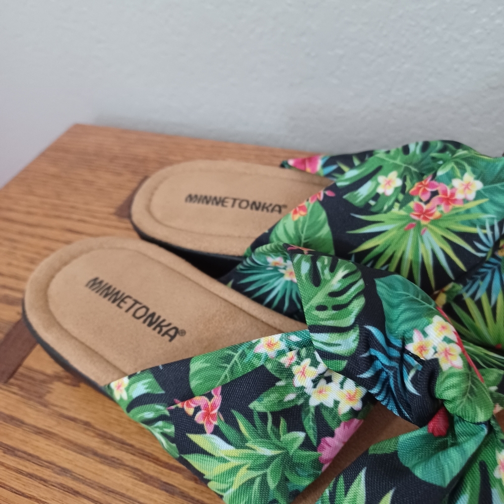 Minnetonka Women's Floral Open Toe Slide Sandals - Black and Green Size 8 Shoes - Picture 9 of 10
